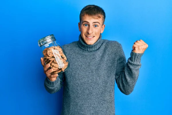 Jeune Homme Caucasien Tenant Pot Biscuits Aux Pépites Chocolat Criant — Photo