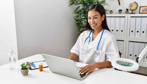 Jeune Femme Latine Portant Uniforme Médecin Travaillant Clinique — Photo