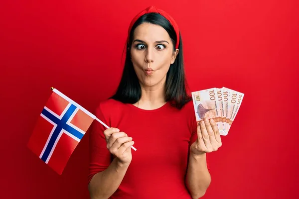 Fiatal Spanyol Kezében Norway Zászló Korona Bankjegyek Hogy Hal Arcát — Stock Fotó