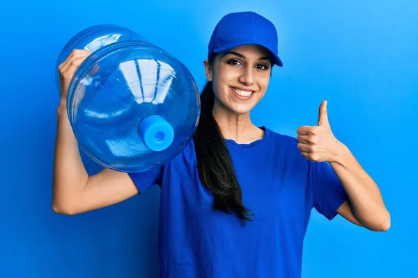 Ung Latinamerikansk Kvinna Bär Leverans Uniform Håller Vatten Karaff Ler — Stockfoto