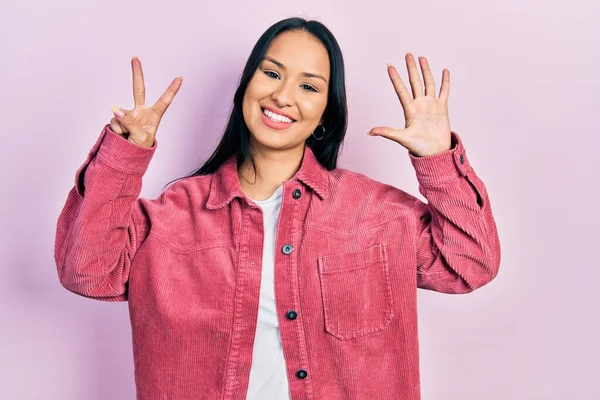 Mooie Latino Vrouw Met Neus Piercing Dragen Casual Roze Jas — Stockfoto