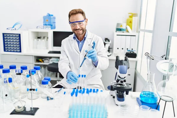 Hombre Hispano Mediana Edad Vistiendo Uniforme Científico Trabajando Laboratorio — Foto de Stock
