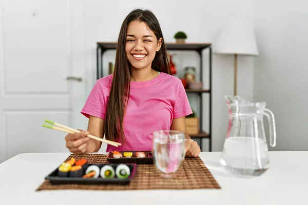 Jonge Brunette Vrouw Eten Sushi Met Behulp Van Eetstokjes Knipogen — Stockfoto