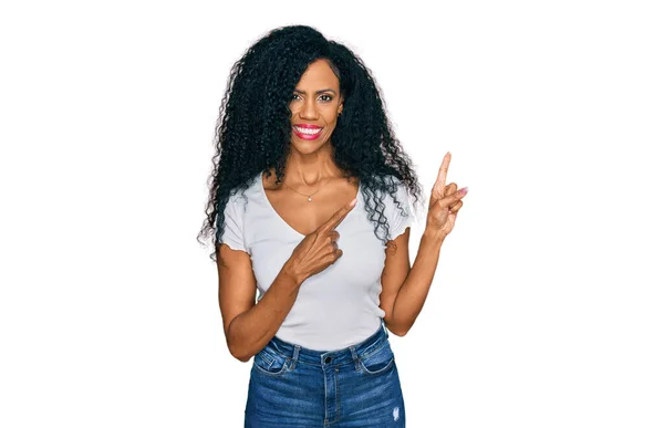 Donna Afro Americana Mezza Età Che Indossa Una Shirt Bianca — Foto Stock