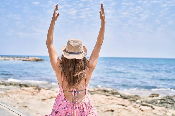 ビーチで夏の日を楽しむブルネットの女性 — ストック写真