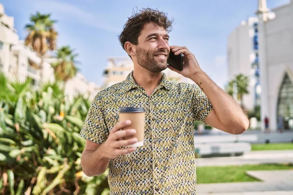 Ung Latinamerikansk Man Pratar Smartphone Dricka Kaffe Parken — Stockfoto
