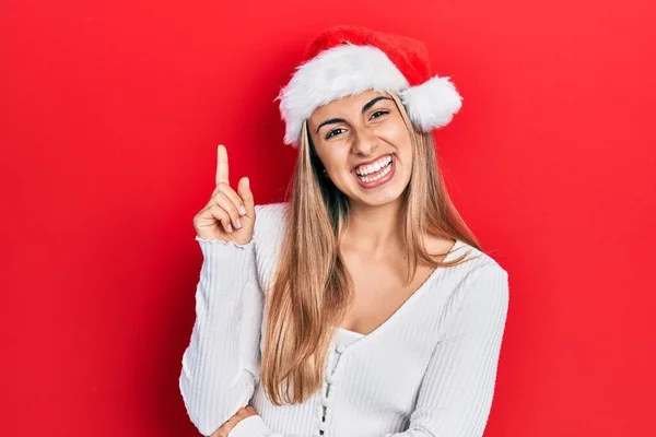 Όμορφη Ισπανίδα Γυναίκα Που Φοράει Χριστουγεννιάτικο Καπέλο Ένα Μεγάλο Χαμόγελο — Φωτογραφία Αρχείου