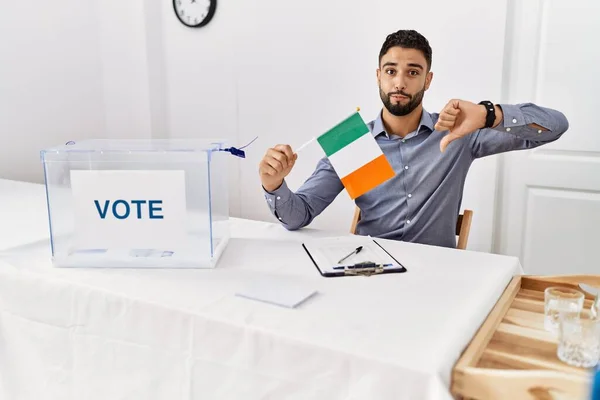 Mladý Pohledný Muž Plnovousem Politických Volbách Držící Irskou Vlajku Rozzlobeným — Stock fotografie