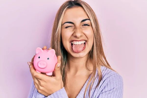 Mulher Hispânica Bonita Segurando Banco Porquinho Furando Língua Feliz Com — Fotografia de Stock