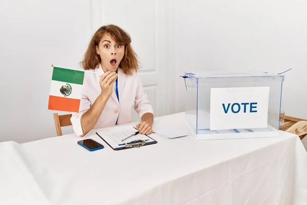 Belle Femme Caucasienne Élection Campagne Politique Tenant Drapeau Mexicain Effrayé — Photo