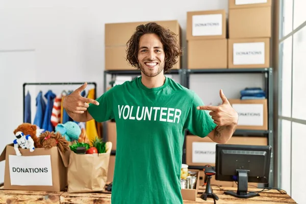 Young Hispanic Man Smiling Happy Pointing Fingers Volunteer Uniform Charity — ストック写真