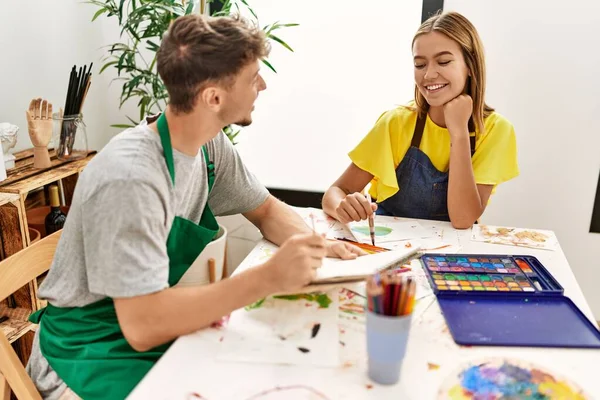 Young Hispanic Artist Couple Smiling Happy Drawing Art Studio — ストック写真