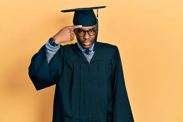 Ung Afrikansk Amerikansk Man Examenshatt Och Ceremoni Mantel Pekar Olyckligt — Stockfoto