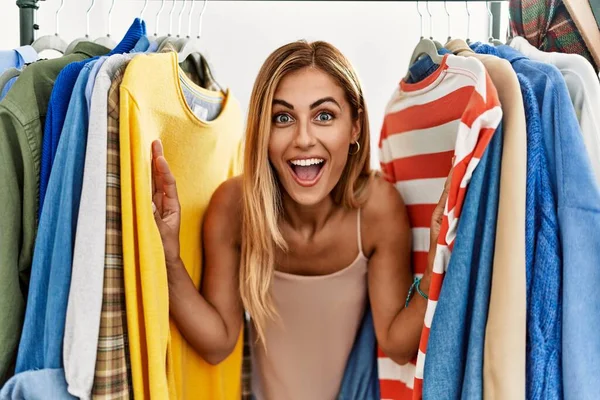 Mladý Kavkazský Zákazník Žena Usměvavý Šťastný Objevuje Přes Oblečení Obchodě — Stock fotografie
