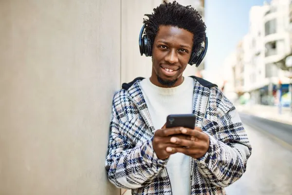 Jóképű Fekete Férfi Afro Haj Visel Fejhallgató Zenét Hallgatni Okostelefon — Stock Fotó