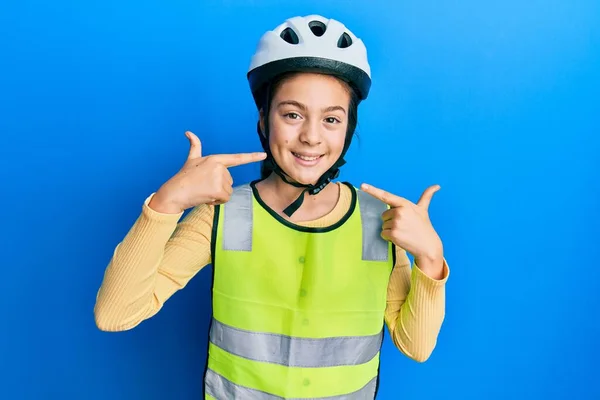 Menina Morena Bonita Usando Capacete Bicicleta Colete Reflexivo Sorrindo Alegre — Fotografia de Stock