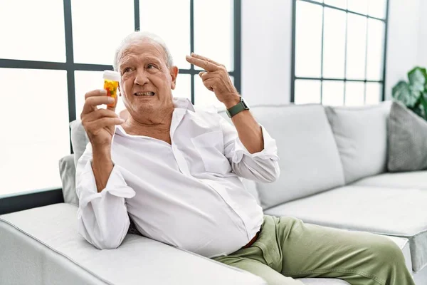 Uomo Anziano Che Tiene Pillole Sparando Uccidendosi Puntando Mano Dita — Foto Stock