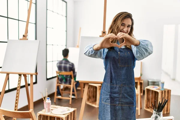 Sanat Stüdyosundaki Genç Sanatçı Kadın Elleriyle Kalp Sembolü Şeklinde Gülümsüyor — Stok fotoğraf
