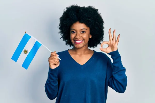 Joven Mujer Afroamericana Sosteniendo Bandera Argentina Haciendo Signo Con Los — Foto de Stock