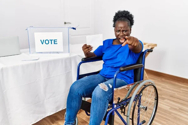 Mujer Africana Joven Sentada Silla Ruedas Votando Poniendo Sobre Las —  Fotos de Stock