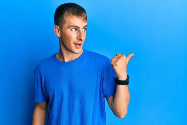 Ung Kaukasier Man Bär Casual Blå Skjorta Leende Med Glada — Stockfoto