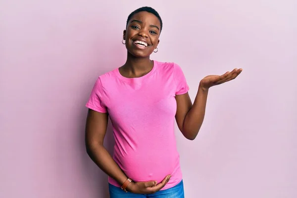 Jovem Afro Americana Esperando Bebê Tocando Barriga Grávida Sorrindo Alegre — Fotografia de Stock