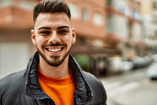 Schöner Hispanischer Mann Mit Bart Lächelt Glücklich Und Selbstbewusst Der — Stockfoto