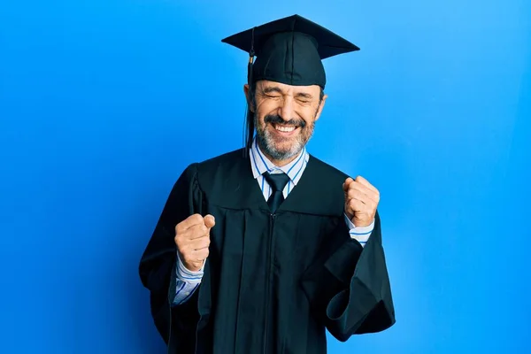 Hombre Hispano Mediana Edad Con Gorra Graduación Bata Ceremonia Emocionado — Foto de Stock