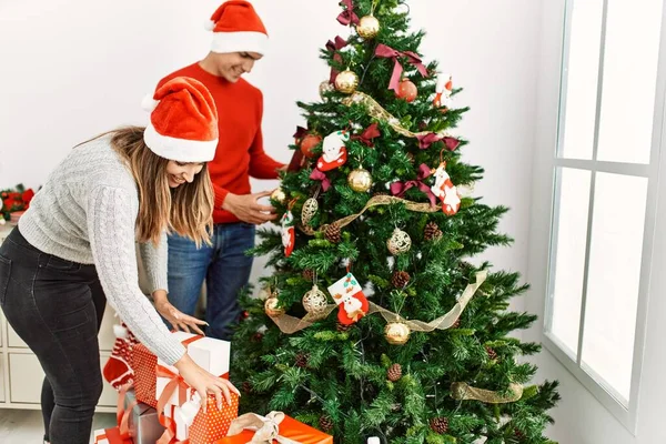 Jovem Casal Sorrindo Feliz Decoração Árvore Natal Casa — Fotografia de Stock