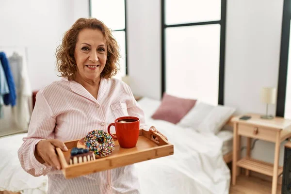 Orta Yaşlı Beyaz Kadın Elinde Kahvaltı Tepsisiyle Yatak Odasında Ayakta — Stok fotoğraf
