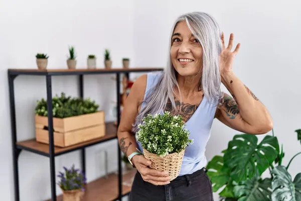 Middelbare Leeftijd Grijsharige Vrouw Met Groene Plantenpot Thuis Glimlachend Met — Stockfoto
