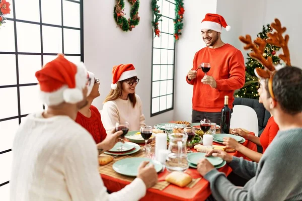 Groep Van Jonge Mensen Glimlachen Gelukkig Met Kerstdiner Spreken Toast — Stockfoto