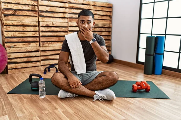 Ung Indian Man Sitter Träningsmatta Gymmet Chockad Täcker Munnen Med — Stockfoto