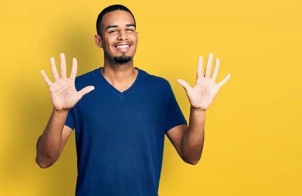 Mladý Africký Američan Muž Sobě Ležérní Tričko Ukazující Ukazující Prsty — Stock fotografie