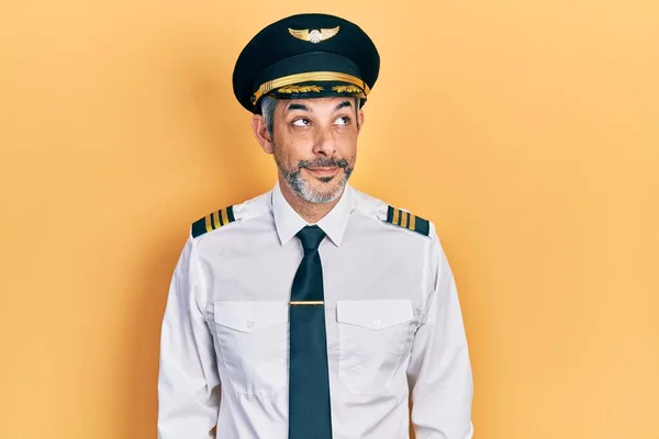 Stilig Medelålders Man Med Grått Hår Bär Flygplan Pilot Uniform — Stockfoto