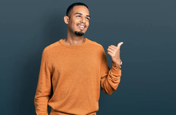 Jovem Afro Americano Vestindo Roupas Casuais Sorrindo Com Rosto Feliz — Fotografia de Stock