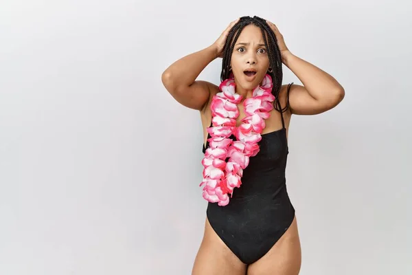 Junge Afrikanisch Amerikanische Frau Badeanzug Und Hawaiianischem Lei Verrückt Und — Stockfoto