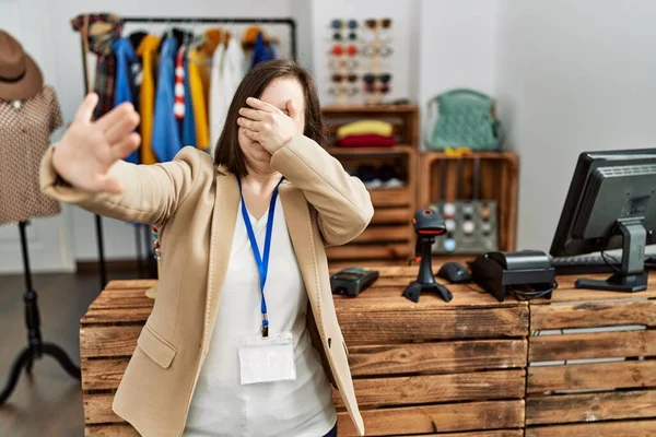 Sendromlu Genç Bir Kadın Perakende Mağazasında Yönetici Olarak Çalışıyor Elleriyle — Stok fotoğraf