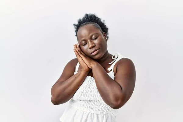 Jovem Mulher Africana Sobre Fundo Isolado Branco Dormindo Cansado Sonhando — Fotografia de Stock