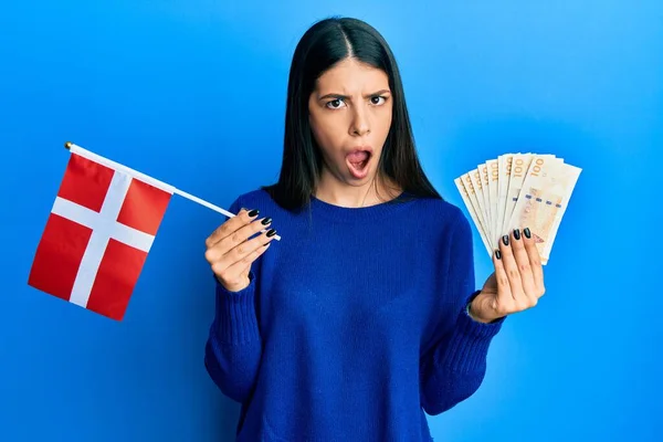 Fiatal Spanyol Kezében Denmark Zászló Krone Bankjegyek Sokk Arc Nézett — Stock Fotó