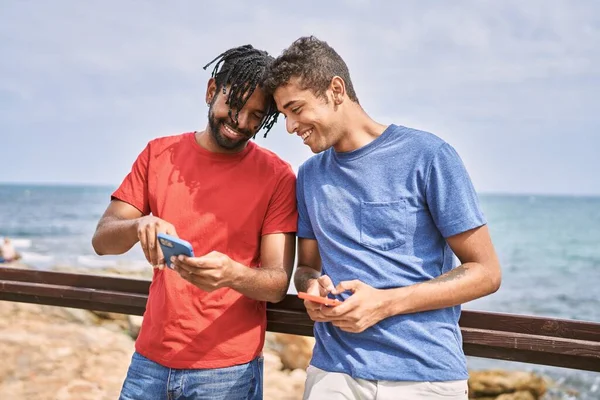 Dois Afro Americanos Sorrindo Felizes Usando Smartphone Praia — Fotografia de Stock
