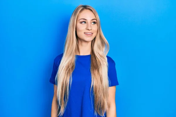 Ung Vacker Kaukasiska Kvinna Bär Casual Blå Skjorta Tittar Sidan — Stockfoto