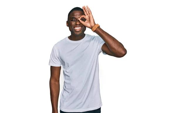 Mladý Africký Američan Nosí Ležérní Bílé Tričko Dělá Gesto Rukou — Stock fotografie