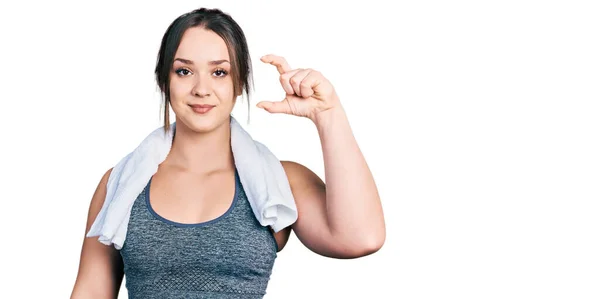 Młoda Latynoska Dziewczyna Ubrana Odzież Sportową Ręcznik Uśmiechnięta Pewna Siebie — Zdjęcie stockowe