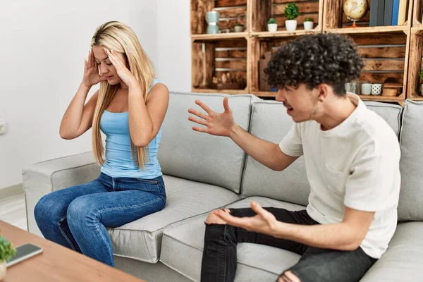 Junges Paar Sitzt Auf Dem Sofa Und Diskutiert Hause — Stockfoto
