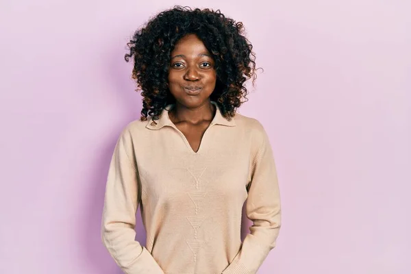 Jonge Afro Amerikaanse Vrouw Draagt Casual Kleding Puffend Wangen Met — Stockfoto