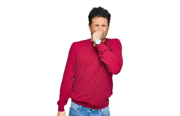 若いハンサムな男は 鼻の上に指で息を保持し 何か臭いと嫌な 耐え難い匂いを嗅ぐカジュアルな服を着て 臭いが悪い — ストック写真