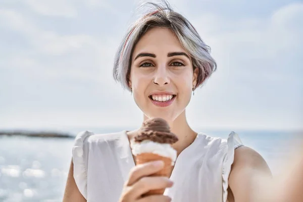 若いですCaucasian女の子食べるアイスクリーム作り自画撮りによってカメラによってザビーチ — ストック写真