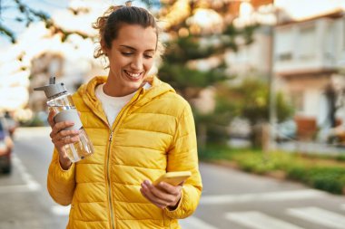 Genç İspanyol kız şehirde akıllı telefon ve içme suyu kullanıyor..