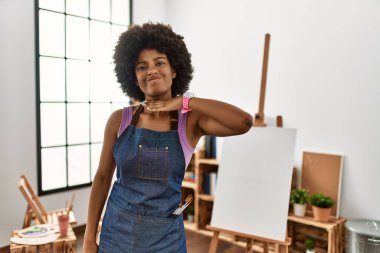 Sanat stüdyosunda afro saçlı genç Afrikalı bir kadın bıçak gibi boğazını kesiyor, saldırganlığı şiddetli bir şiddetle tehdit ediyor. 